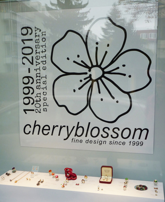 Schaufenster cherryblossom atelier, 20-jähriges Jubiläum
